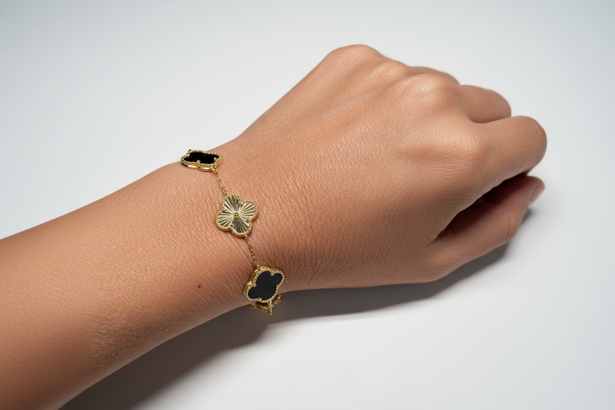 Four Leaf Clover Bracelet - Vintage Gold and Black Onyx 18k gold plated on silver